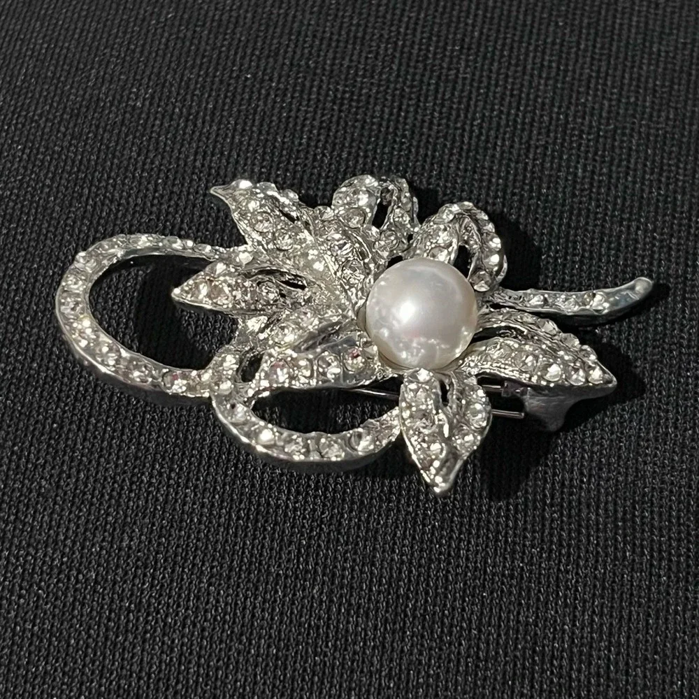 Silver Tone Floral Brooch Rhinestone Faux Pearl Flower Pin Jewelry